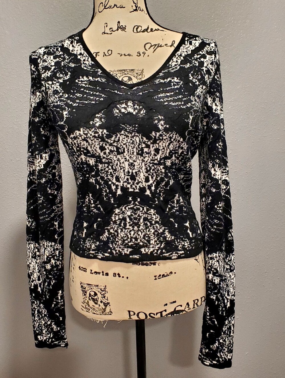 Chelsea & Violet Black and White Abstract V-Neck Long Sleeve Tee